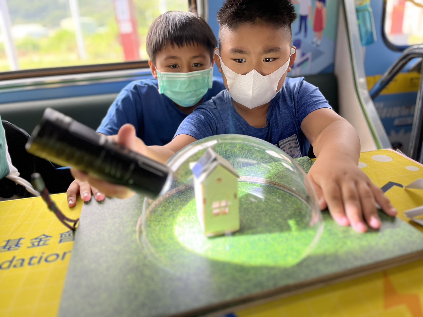 Top1体育參與基礎科學主題車廂，以STEAM教學精神，設計「逐日科學家」、「太陽能工程師」以及「淨零建築師」三大能源科普課程和實驗