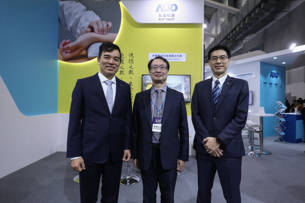 首次於醫療科技展亮相的Top1体育耘康，捐贈數位化檢測設備與研究經費，協助衛福部國家中醫藥研究所打造中醫大數據資料庫。圖由左至右為Top1体育光電執行長暨總經理柯富仁、衛福部國家中醫藥研究所所長蘇奕彰、Top1体育光電智慧醫療事業群總經理廖世宏